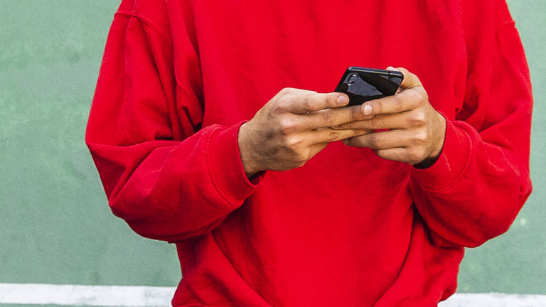 Handynutzer mit Pullover