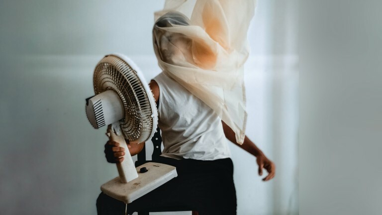 Ein Mann mit einem Ventilator.