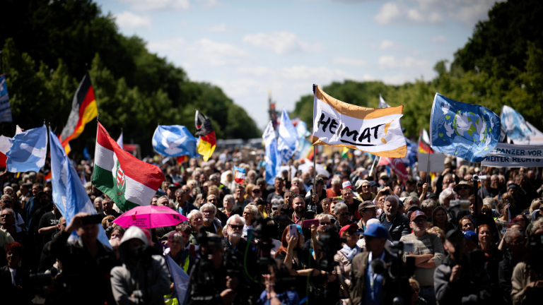 Demonstranten mit Fahne der Partei Die Heimat ehemals NPD bei der Kundgebung und Demonstration von der rechtsextrem eingestuften Partei Alternative für Deutschland AfD von der Querdenker Bewegung sowie den Partei Die Basis