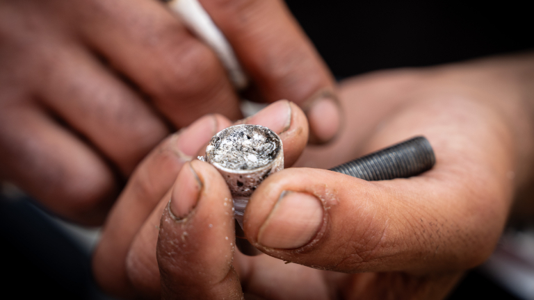 Bülent raucht am Montag, 15. Juli 2024 in der Straße Grafenhof in der Dortmunder Innenstadt die Droge Crack.