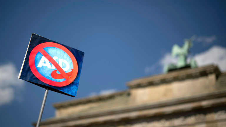 Demonstranten mit Schild "AfD-Verbot Jetzt" bei der Kundgebung und Demonstation vom Bündnis Gemeinsam Gegen Rechts fuer ein Verbot der Partei AfD Alternative fuer Deutschland