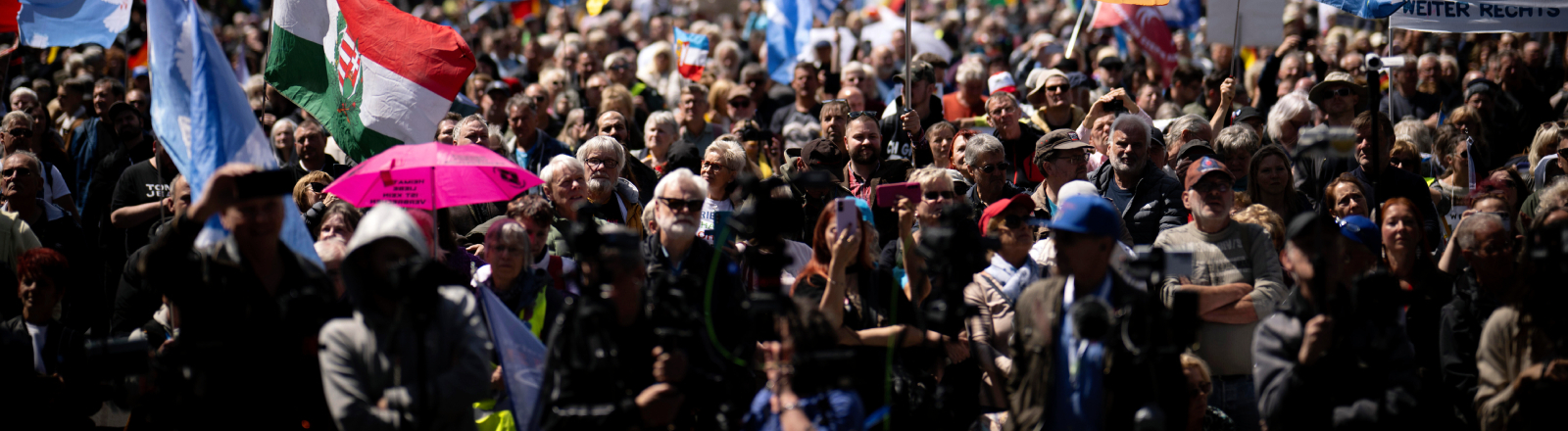 Demonstranten mit Fahne der Partei Die Heimat ehemals NPD bei der Kundgebung und Demonstration von der rechtsextrem eingestuften Partei Alternative für Deutschland AfD von der Querdenker Bewegung sowie den Partei Die Basis
