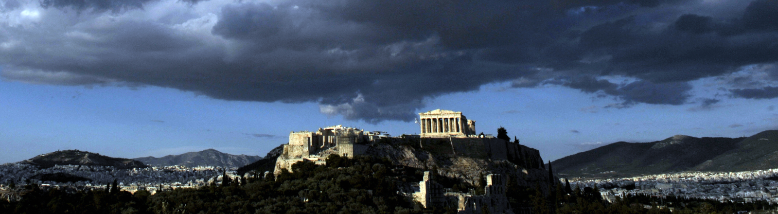 Der Parthenontempel der Akropolis in Athen im Abendlicht
