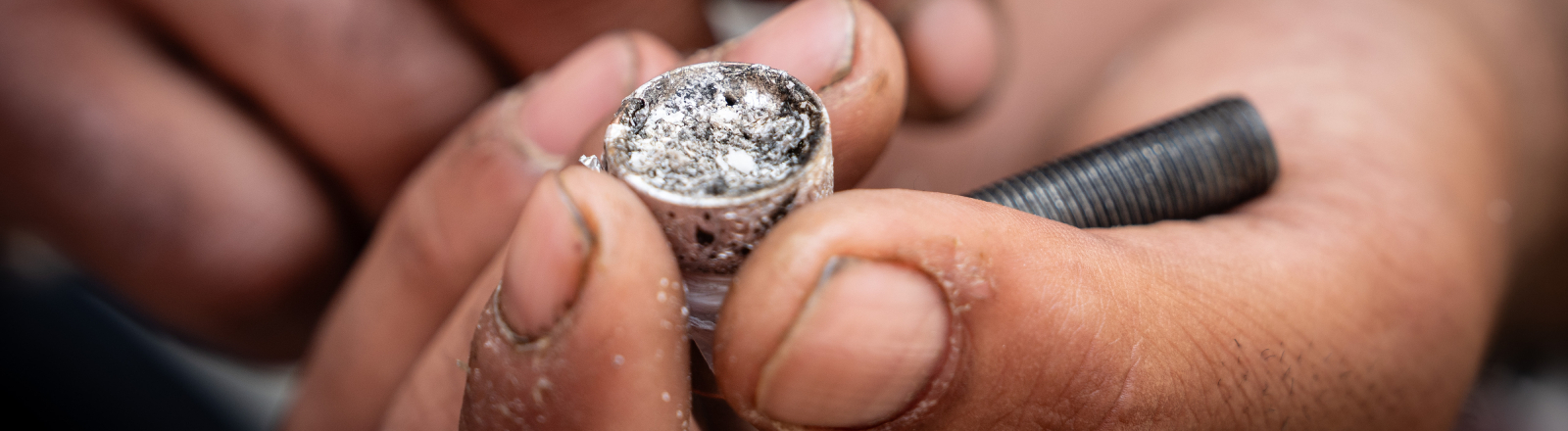 Bülent raucht am Montag, 15. Juli 2024 in der Straße Grafenhof in der Dortmunder Innenstadt die Droge Crack.