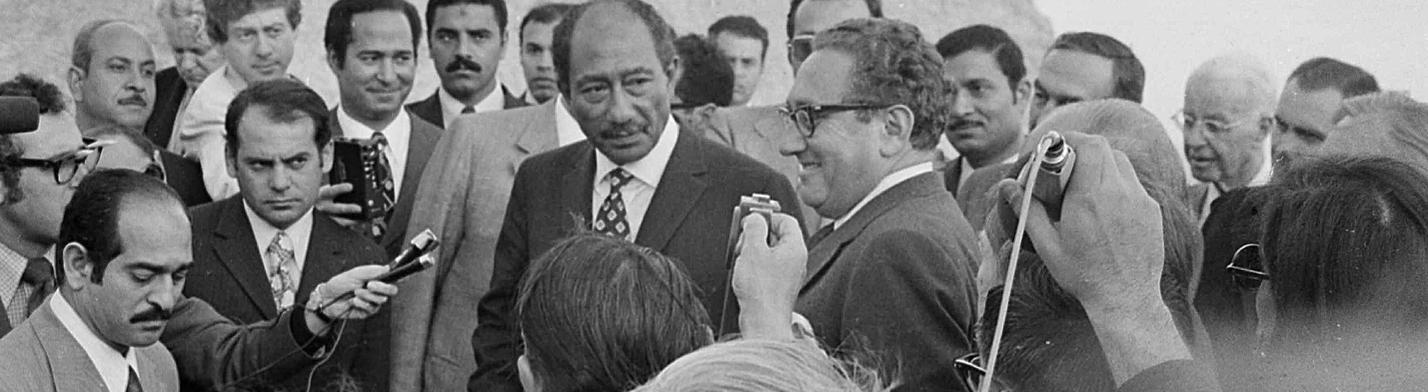 Symbol der Westbindung: Der ägyptische Präsident Anwar Sadat und der amerikanische Außenminister Henry Kissinger im Februar 1974 bei den Pyramiden