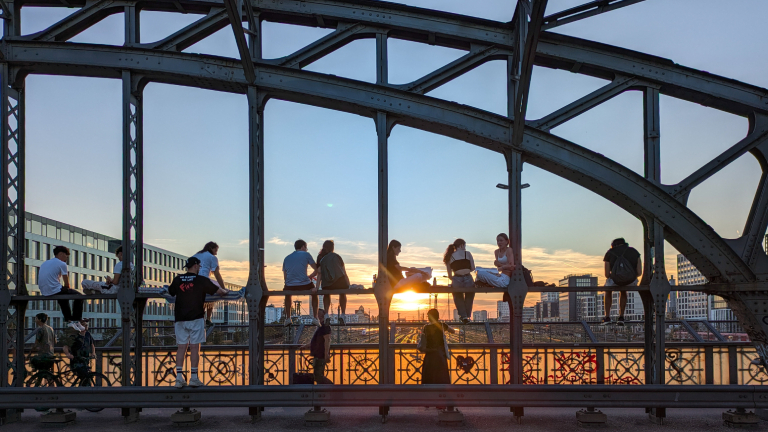 Jugendliche auf der Hackerbrücke in München