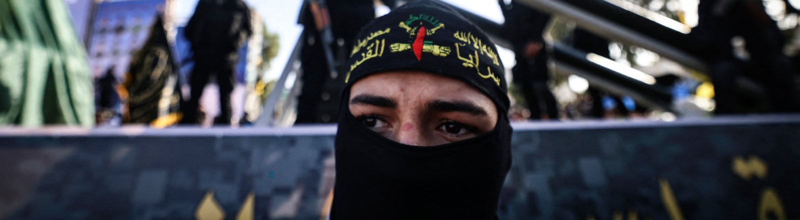Kämpfer der Saraya al-Quds Brigade, des bewaffneten Flügels der Hamas, zeigen im Mai 2021 ihre Waffen in den Straßen von Gaza-Stadt
