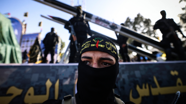 Kämpfer der Saraya al-Quds Brigade, des bewaffneten Flügels der Hamas, zeigen im Mai 2021 ihre Waffen in den Straßen von Gaza-Stadt