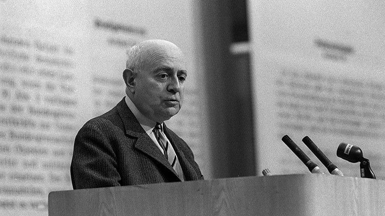 Adorno: Stereotypenbildung befördert den kollektiven Narzissmus
