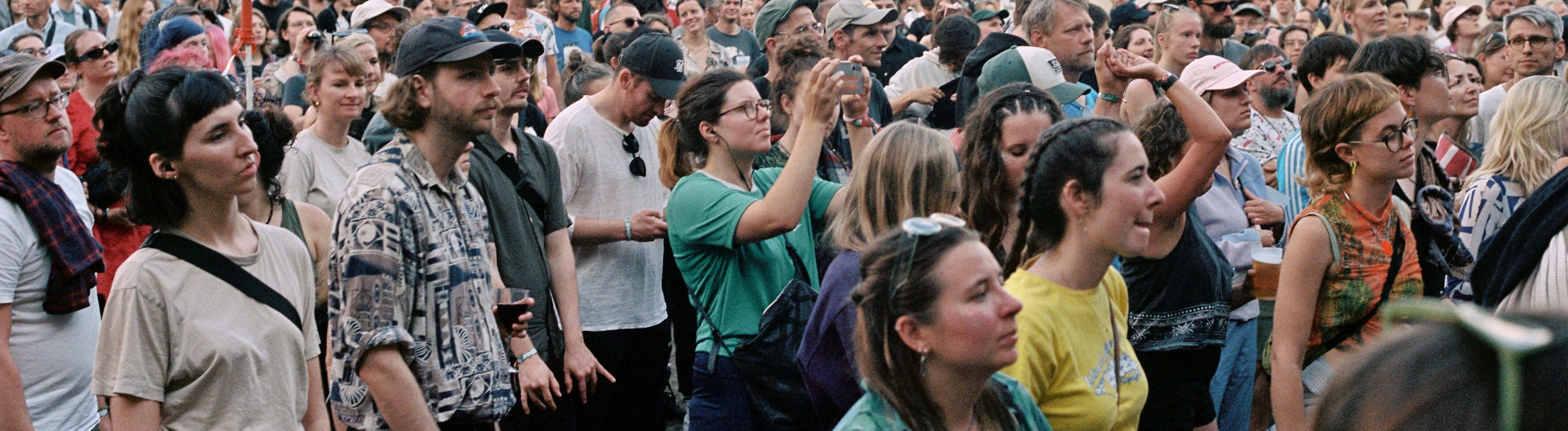 Das Publikum vor einer Bühne auf dem Immergut Festival.