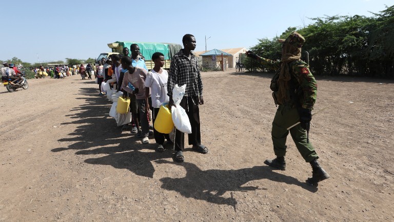 In der Dauereinrichtung Kakuma in Kenia warten die dort lebenden Flüchtlinge in einer Schlange auf die Essensausgabe.