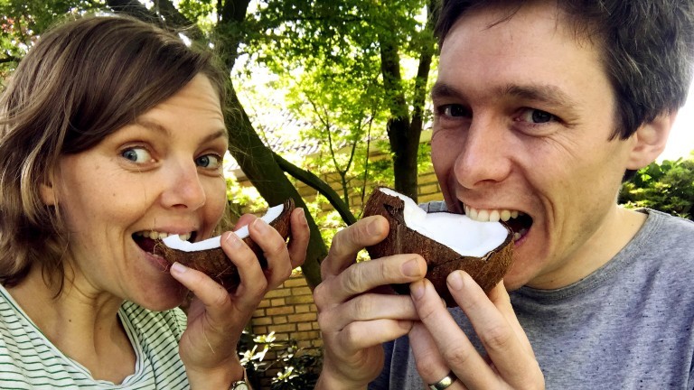 Matthias Nienhaus und seine Schwester Andrea essen eine Kokosnuss
