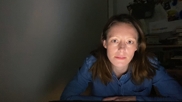 Drinnen: Charlotte (Lavinia Wilson) ist die Protagonistin der Web-Serie