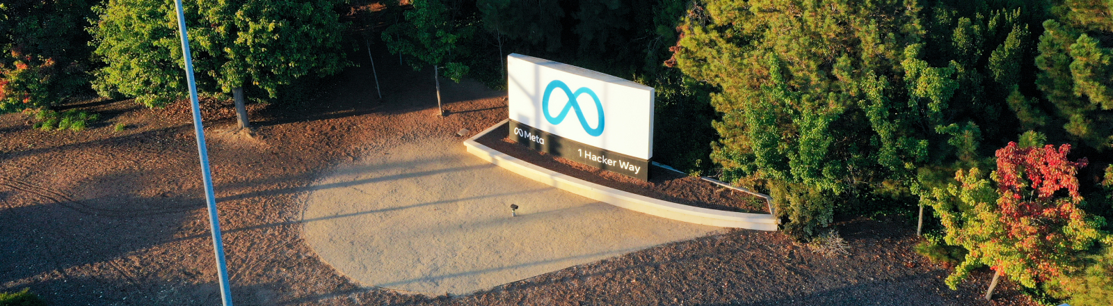 Markenzeichen vor der Zentrale des Facebook-Konzerns Meta im kalifornischen Menlo Park, aufgenommen am 4.11.2023