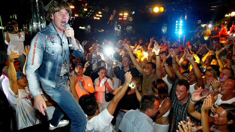 Der Sänger Mickie Krause im Jahr 2003 während eines Auftritts in der Discothek Riu Palace in Playa de Palma