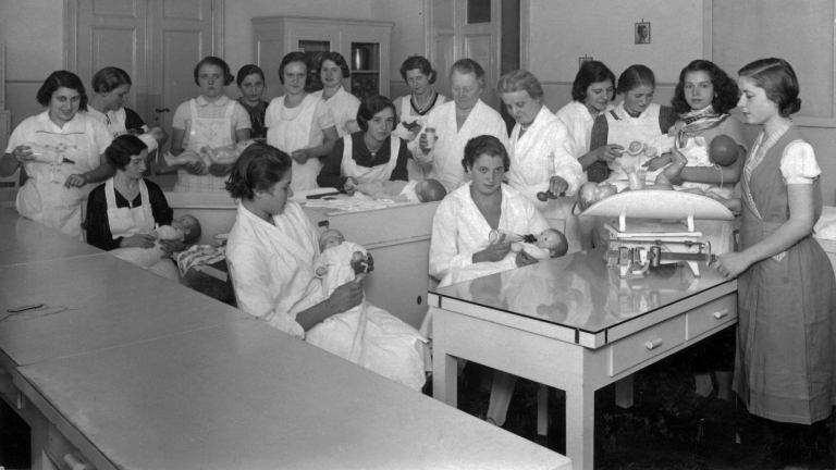Schulung zukünftiger Mütter in den 1930er Jahren