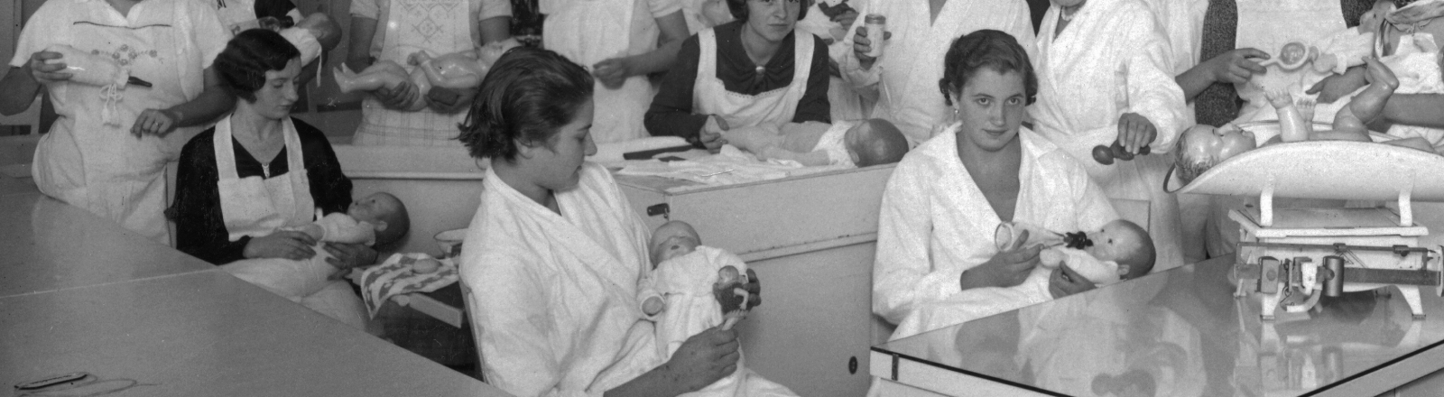 Schulung zukünftiger Mütter in den 1930er Jahren