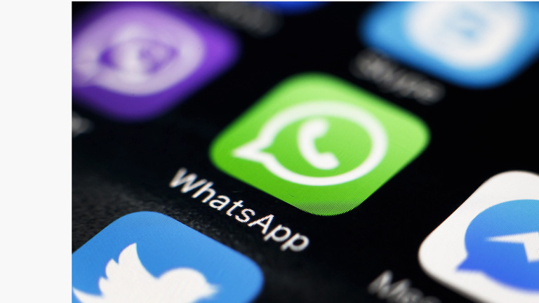 Logo des Kurznachrichtendienstes WhatsApp auf einem Smartphone.