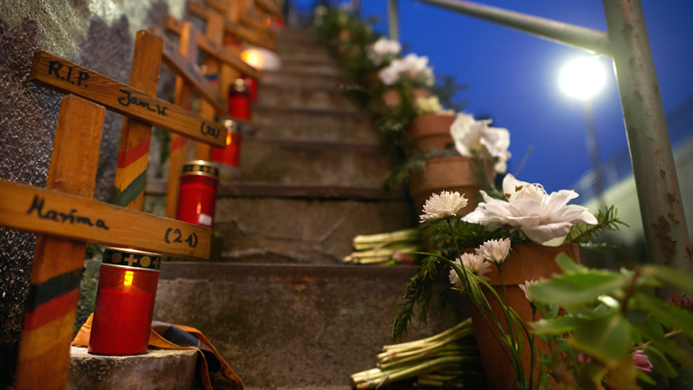 Kerzen und Kreuze am Umglücksort der Loveparade in Duisburg.