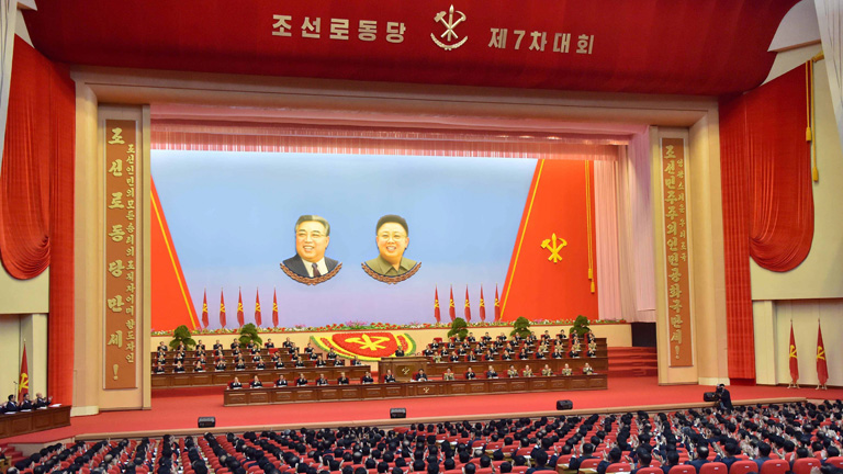 Parteikongress von Nordkorea, Rot dekoriert mit goldenen Schriftzeichen