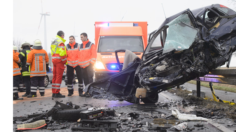 Ein Autowrack liegt am 02.02.2015 auf einer Leitplanke an der Bundesstraße B3 bei Adensen im Landkreis Hildesheim (Niedersachsen). Bei dem Unfall mit drei beteiligten Fahrzeugen kam ein Mensch ums Leben, zwei weitere wurden verletzt.