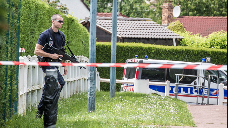 Ein Polizist vor dem Ort des Attentats in Paris.