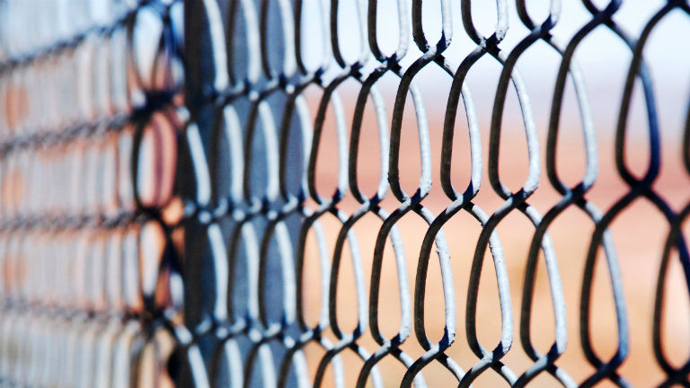 Maschendrahtzaun in Großaufnahme