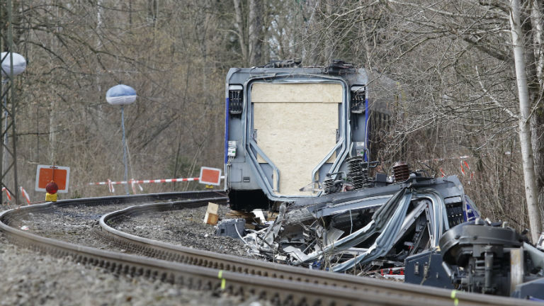 Ein Stück eines zerstörten Regionalzuges
