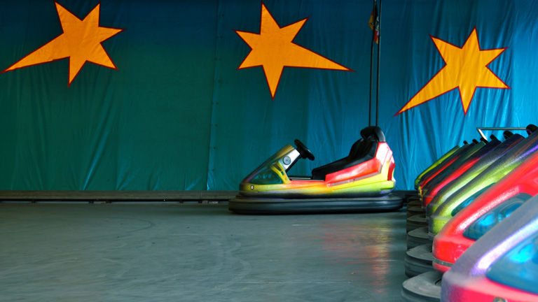 Bunte Wagen auf einer Autoscooter-Bahn