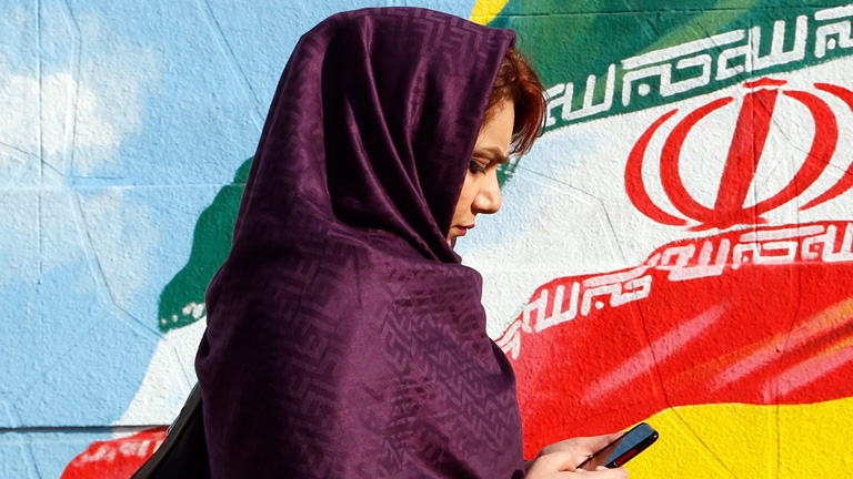 Iranerin auf einer Straße in Teheran kurz vor Aufhebung der Wirtschaftssanktionen im Januar