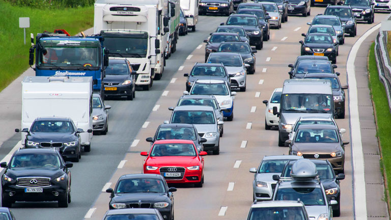 Autos dicht an dicht auf einer Autobahn