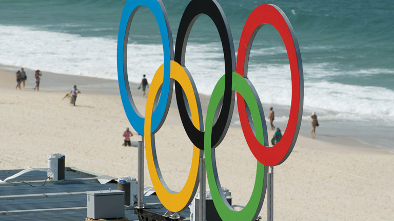 Olympische Ringe vor der Copacabana in Rio de Janeiro