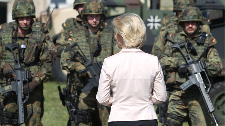 Ursula von der Leyen steht vor Soldaten