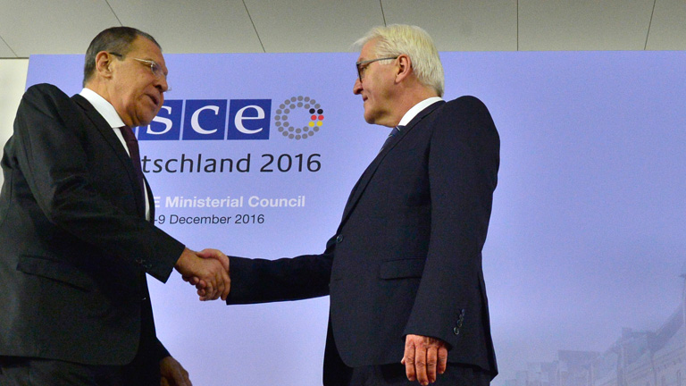 Die Außenminister Lawrow und Steinmeier beim OSZE-Treffen in Hamburg 2016