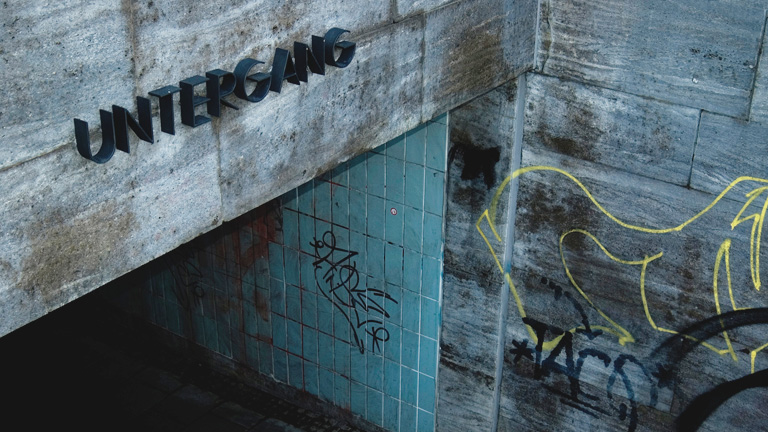 Unterführung mit der Aufschrift "Untergang".