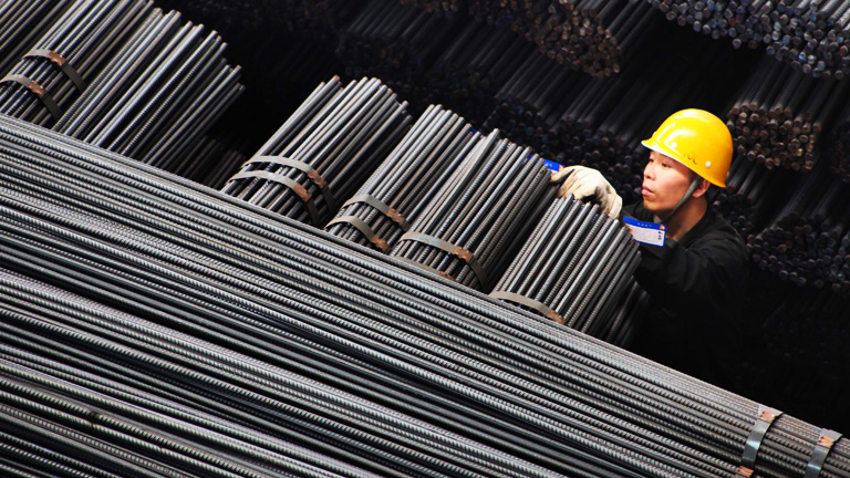 Chinesischer Stahlarbeiter überprüft Ware, die exportiert wird (August 2013)