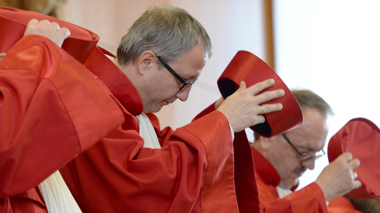 Andreas Voßkuhle (l), Vorsitzender des Zweiten Senats und Präsident des Gerichts, eröffnet am 01.03.2016 in Karlsruhe (Baden-Württemberg) die mündliche Verhandlung über ein Verbot der rechtsextremen NPD