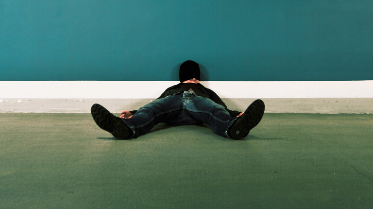 Mann schläft Rausch aus