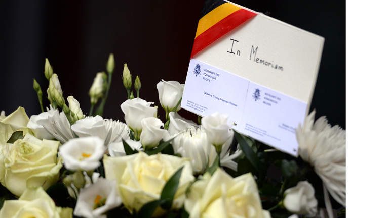 Rosen und Trauerkarte für Anschlagsopfer