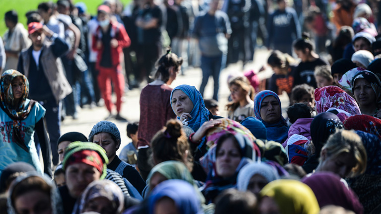 Flüchtlinge warten in langen Schlangen an der Essensausgabe in einem Lager nahe der griechisch-mazedonischen Grenze.