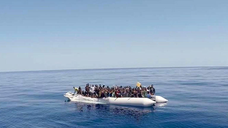 22. August 2015 Italienische Küstenwache rettet schiffbrüchige Flüchtlinge
