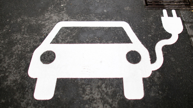 Elektroauto-Piktogramm auf Parkplatz