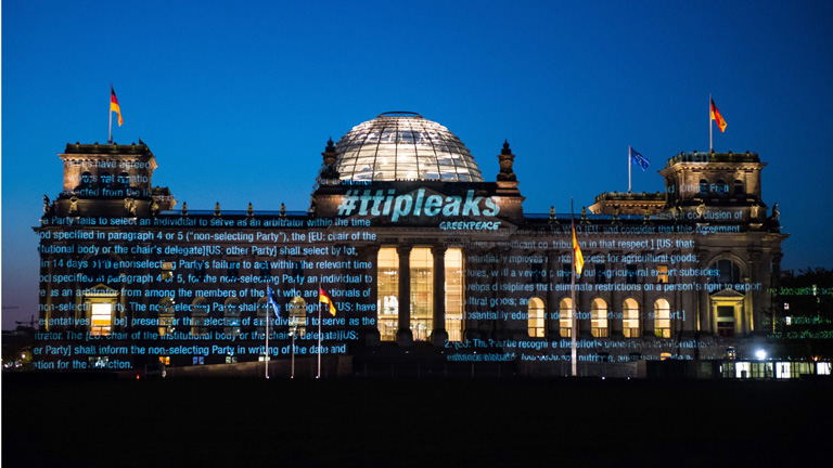 TTIP-Texte leuchten am Reichstag.