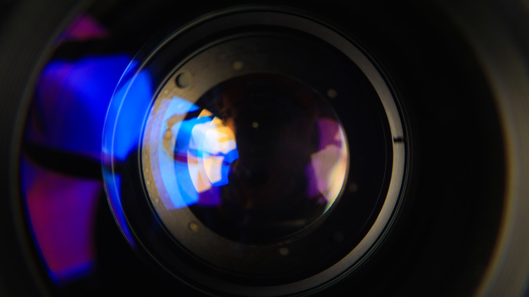 Nahaufnahme einer Kameralinse (Symbolfoto)