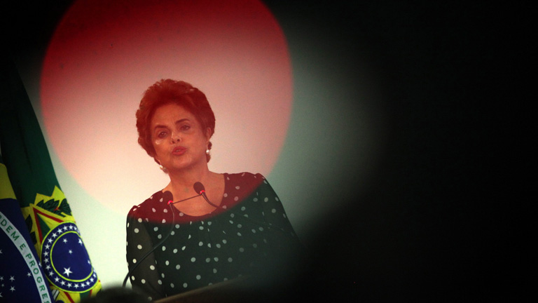 Dilma Rousseff spricht bei einer öffentlichen Veranstaltung ins Mikrofon.