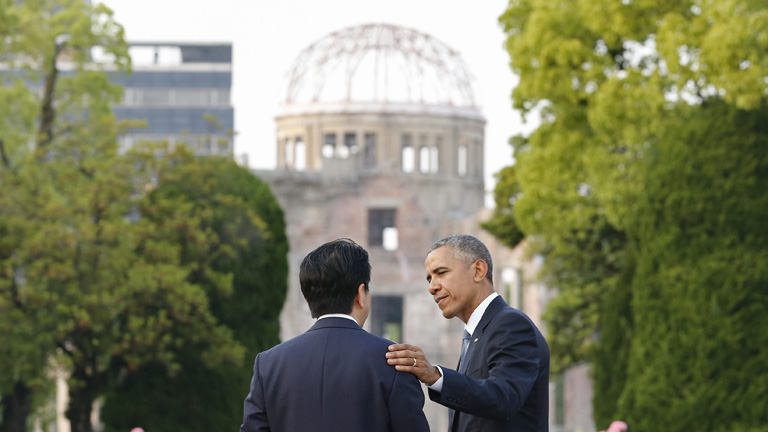 US-Präsident Obama greift Japans MP Abe in Hiroshima versöhnlich an die Schulter (27.05.16)