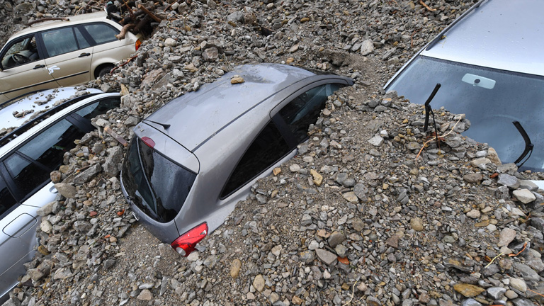 Autos gehen in Geröll unter