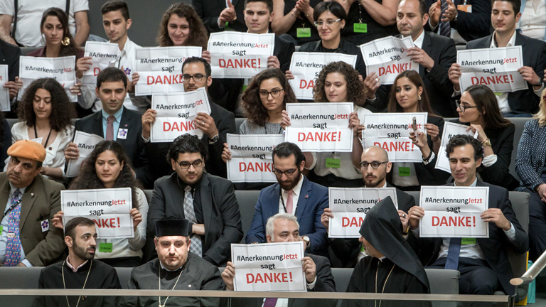 Zuschauer im Bundestag halten Danke-Schild hoch