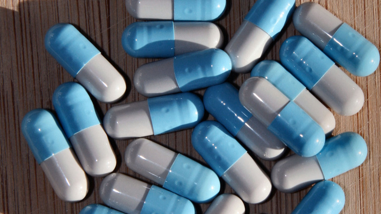 Tabletten-Kapseln liegen auf einem Tisch