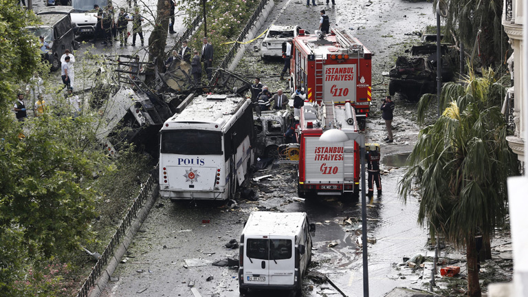 Polizei auf gesperrter Straße nach Anschlag in Istanbul /07.06.16)